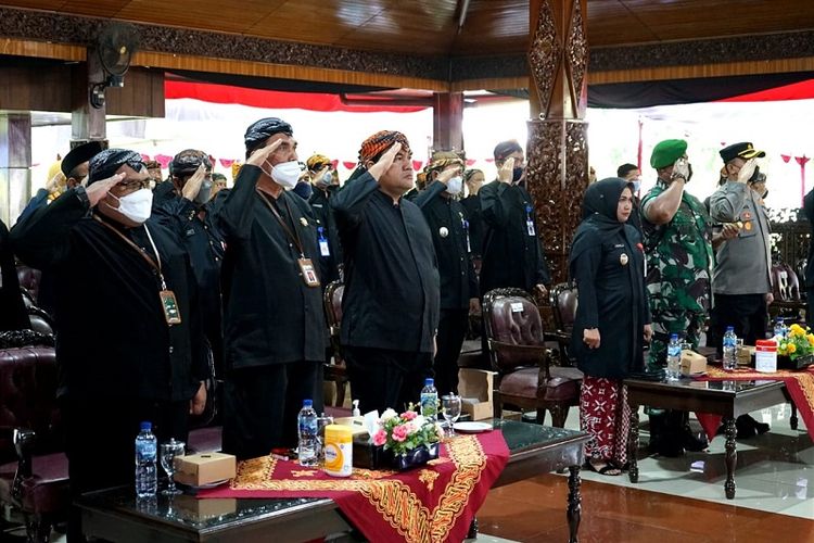 Bupati Arief Rohman kenakan pakaian adat sikep samin saat menghadiri upacara HUT ke-72 Jateng yang dilakukan secara daring di di Pendopo Rumah Dinas Bupati Blora, Senin (15/8/2022).