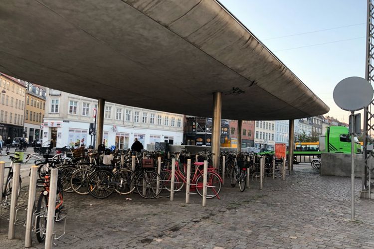 Tempat parkir sepeda yang tersedia di setiap sudut Kota Copenhagen, Denmark.