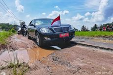 Potret Mercedes-Benz S600 Guard Jokowi Off Road di Jalan Rusak di Lampung