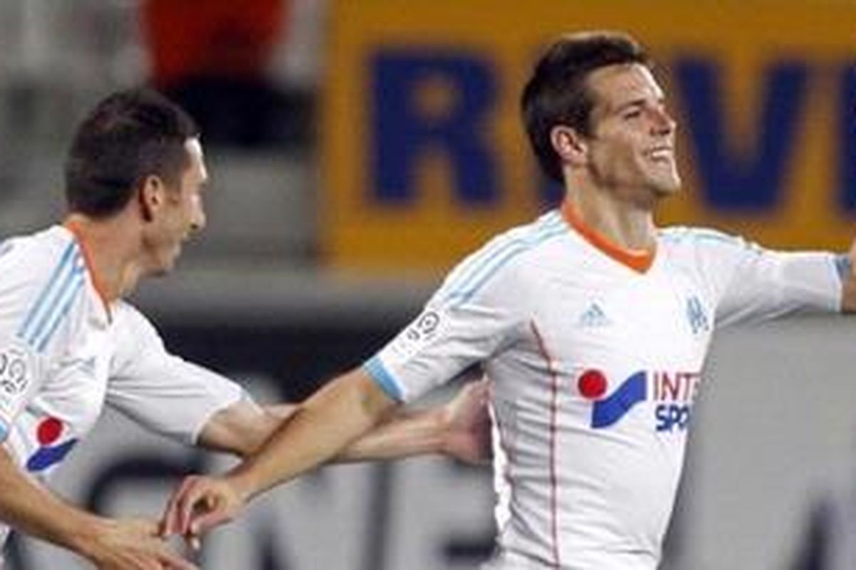 Bek Olympique Marseille, Cesar Azpilicueta (kanan).