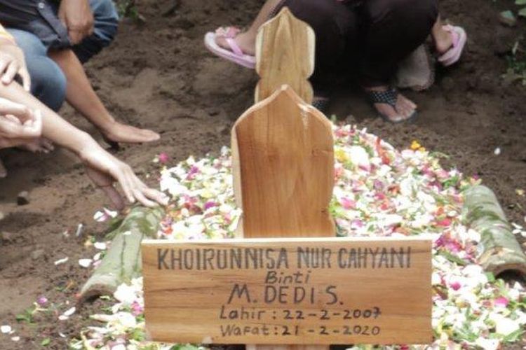 Khoirunnisa Nur Cahyani Sukmaningdyah, yang merupakan salah satu korban meninggal saat acara susur sungai dimakamkan hari Sabtu (22/2/2020) ini di makam Dusun Karanggawang Girikerto, Turi. (Tribunjogja.com | Hasan Sakri)