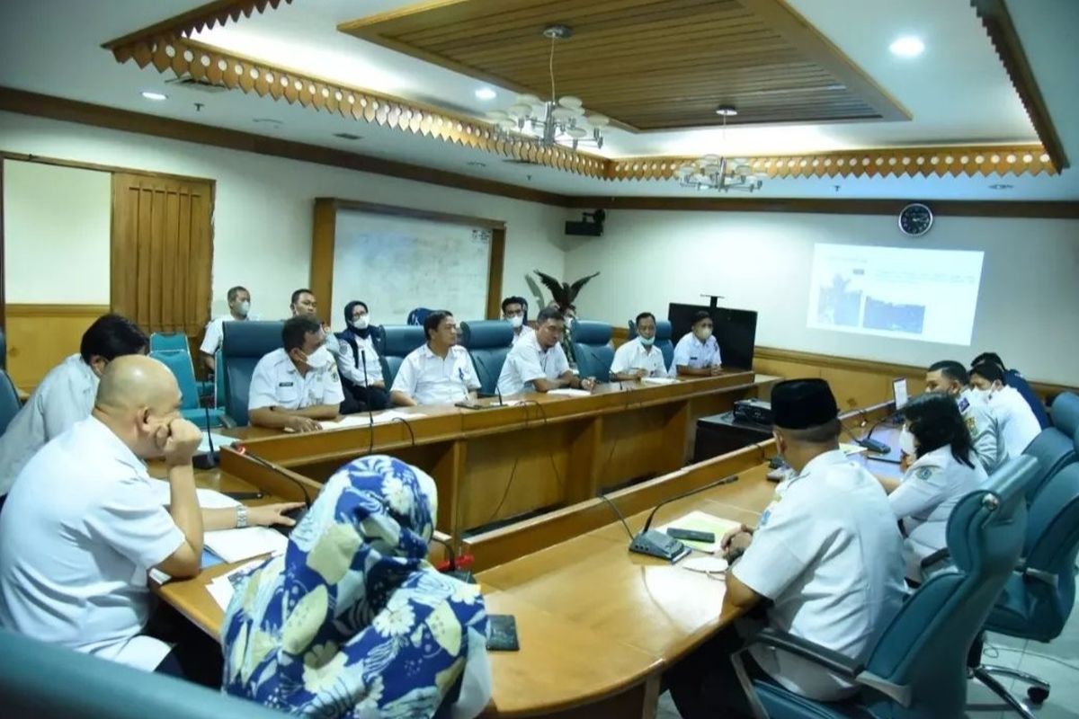 Rapat pembahasan penataan trotoar depan Pasar Ciracas. Rapat dilaksanakan di ruang rapat Wakil Wali Kota Jakarta Timur, Rabu (8/6/2022).