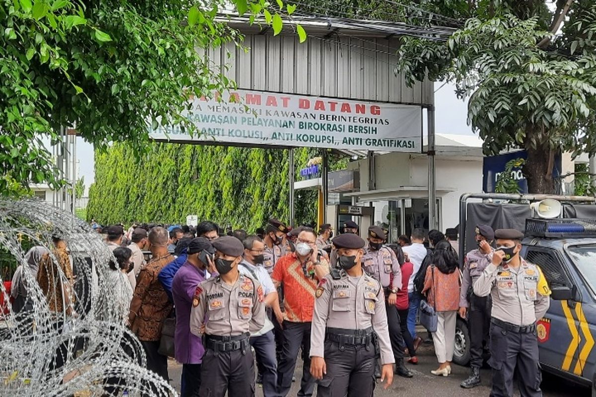 Suasana di Pengadilan Negeri (PN) Jakarta Timur menjelang sidang Rizieq Shihab, Rabu (7/4/2021).