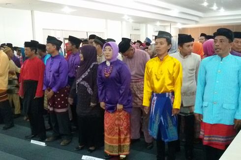 Dilantik, PPK dan PPS Pangkal Pinang Kompak Pakai Seragam Adat Melayu