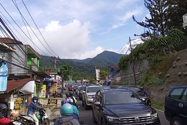 Satuan Lalu Lintas Polres Bogor, Jawa Barat, mencatat ada kenaikan jumlah kendaraan wisatawan yang mengarah ke kawasan wisata Puncak Bogor. Peningkatan arus kendaraan tersebut mulai terlihat sejak H+1 atau satu hari setelah Lebaran, Selasa (3/5/2022).