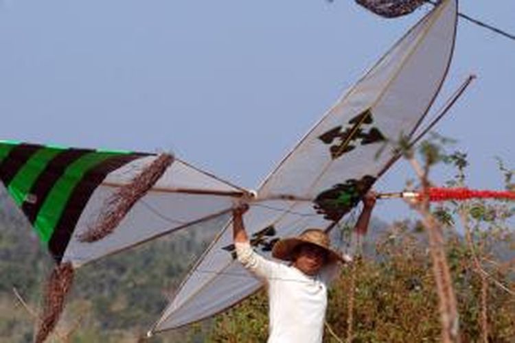 Layangan jumbo yang bisa menerbangkan orang, dilombakan di Pamekasan untuk mengisi kekosongan aktivitas warga setelah panen tembakau. 