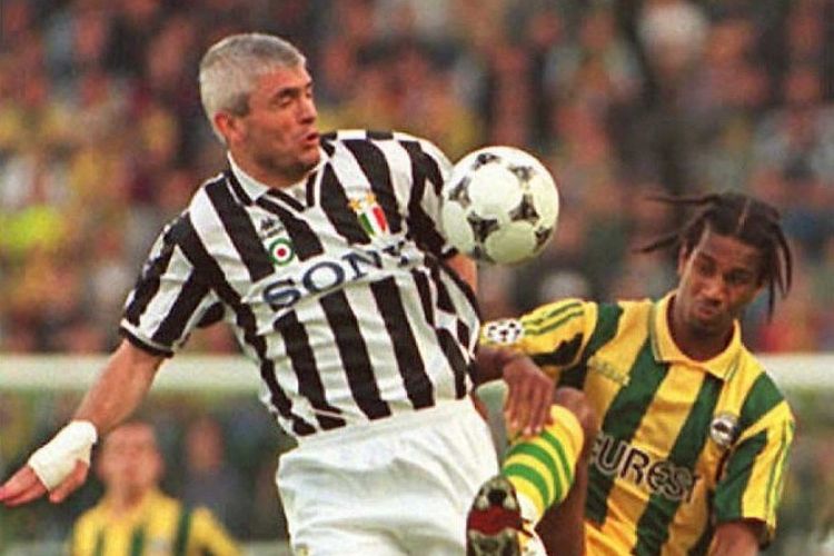 Penyerang Juventus, Fabrizio Ravanelli, beraksi kontra Nantes pada laga semifinal leg kedua Liga Champions 1995-1996.