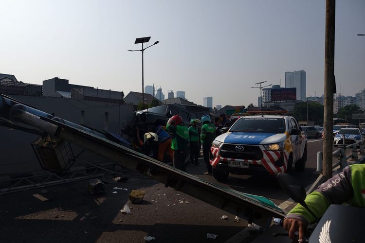 Polisi Ungkap Penyebab Pindad Maung TNI Tabrak Tiang Rambu di Tol Dalam Kota Depan DPR RI
