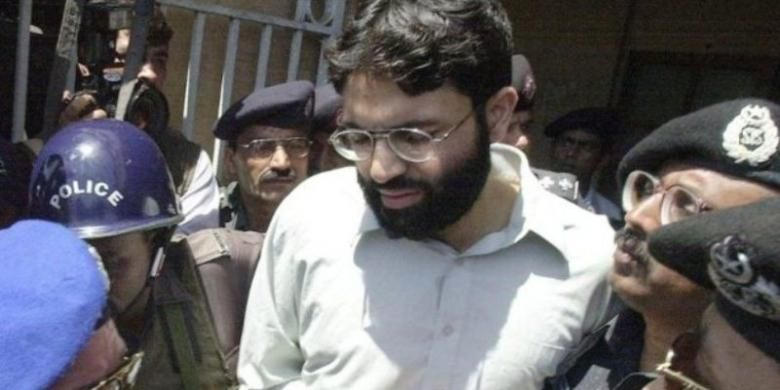 Foto ini menampilkan Omar Sheikh yang dikawal ketat polisi Pakistan datang ke pengadilan Karachi, Pakistan pada 19 Maret 2002, terkait pembunuhan wartawan AS, Daniel Pearl.