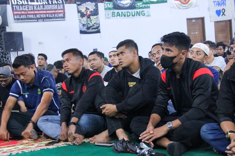 Saat para pemain Persija Jakarta Tony Sucipto, Taufik Hidayat, dan Hanif Sjahbandi berbaur dengan Bobotoh pendukung Persib di doa bersama Dari Kami Untuk Malang di Gor Saparua Bandung, Sabtu (8/10/2022).