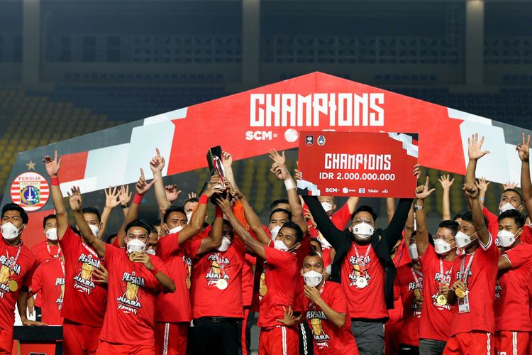 Pesta perayaan para pemain Persija Jakarta setelah menjuarai Piala Menpora 2021 dengan kemenangan 4-1 secara agregat atas Persib Bandung. Persija menang 2-1 atas Persib Bandung di Stadion Manahan, Solo, pada laga leg kedua final, Minggu (24/4/2021) malam WIB.