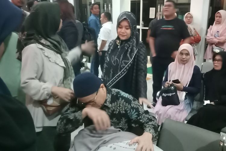Terdakwa kasus korupsi RSUD Pasbar Aljunaidi menangis usai divonis bebas, Senin (5/2/2024) malam, di PN Tipikor Padang.