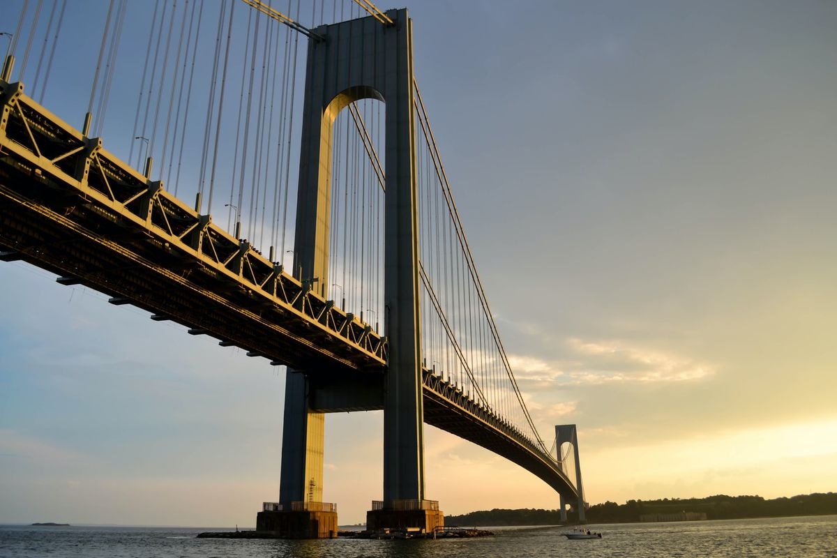 Ilustrasi jembatan.