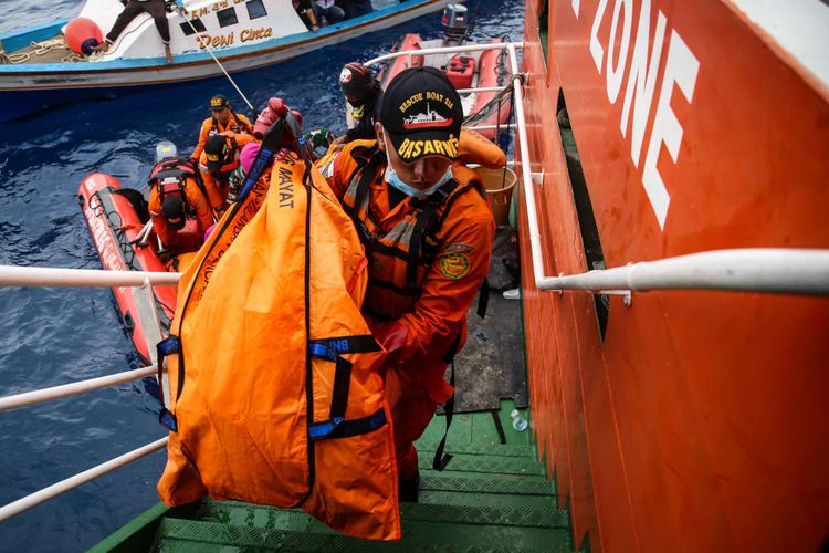 Petugas Basarnas mengangkat kantong jenasah yang berisi serpihan dan barang dari penumpang pesawat pascakecelakaan pesawat Lion Air JT 610 di perairan Karawang, Pantai Tanjung Pakis, Jawa Barat, Selasa (30/10/2018).