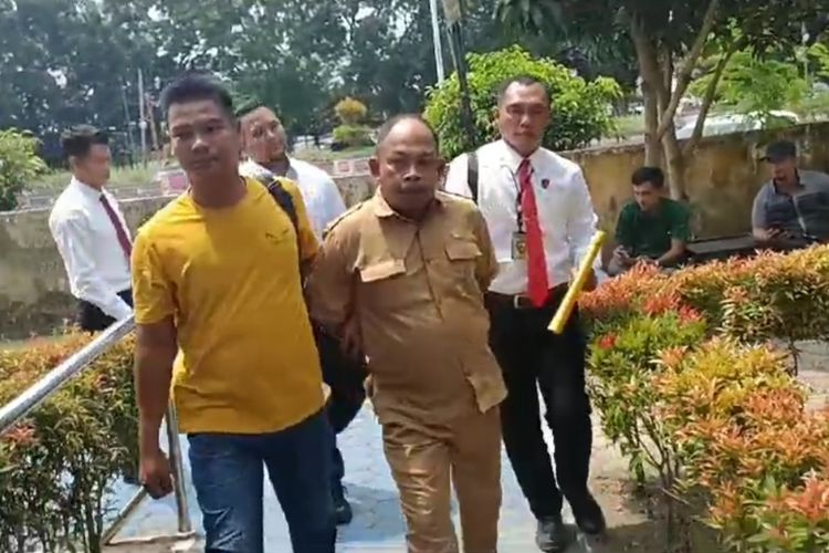 Tersangka Sambudi (47) pelaku pemerkosaan balita berusia 4 tahun di Musi Rawas usai ditangkap petugas, pada Senin (15/8/2023).