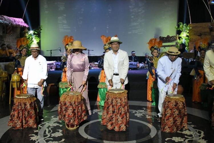 Gubernur Jawa Barat Ridwan Kamil (ketiga dari kiri) saat menandatangani prasasti sebagai penanda diresmikannya kembali gedung De Majestic yang berada di Jl. Braga, Kota Bandung, pada Rabu (11/9/2019).