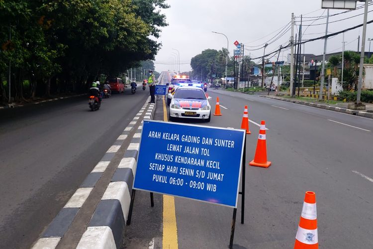 Satuan Lalu Lintas (Satlantas) Jakarta Timur melakukan uji coba contraflow di depan Grand Cakung, mulai hari ini, Selasa (8/2/2022). Kepala Satlantas Jakarta Timur AKBP Edy Surasa mengatakan, uji coba itu akan dilakukan hingga 18 Februari 2022.