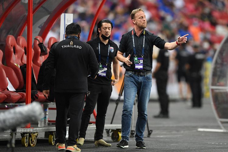 Gestur pelatih Thailand Alexandre Polking (kanan) pada pertandingan leg pertama final Piala AFF 2020 antara Indonesia vs Thailand di National Stadium, Singapura, Rabu (29/12/2021) malam WIB.