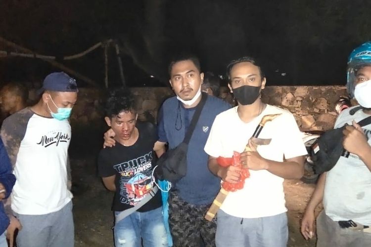 DNHB alias Aldi (ketiga dari kiri) saat ditangkap Tim Gabungan Polres Sumba Timur, Nusa Tenggara Timur (NTT), Kamis (18/2/2021) malam.