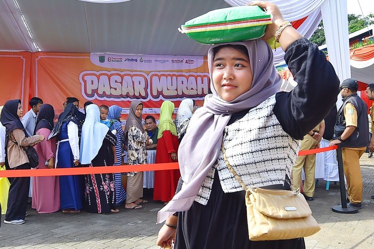 Warga Pasuruan Rela Antre di Pasar Murah untuk Penuhi Kebutuhan Dapur Jelang Idul Adha