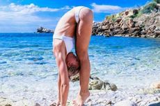 Pose Yoga Pilot Wanita Ini Jadi Sensasi di Instagram