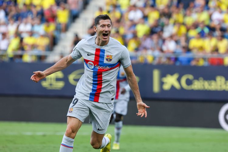 Penyerang Barcelona dan timnas Polandia Robert Lewandowski saat beraksi di ajang Liga Spanyol 2022-2023.