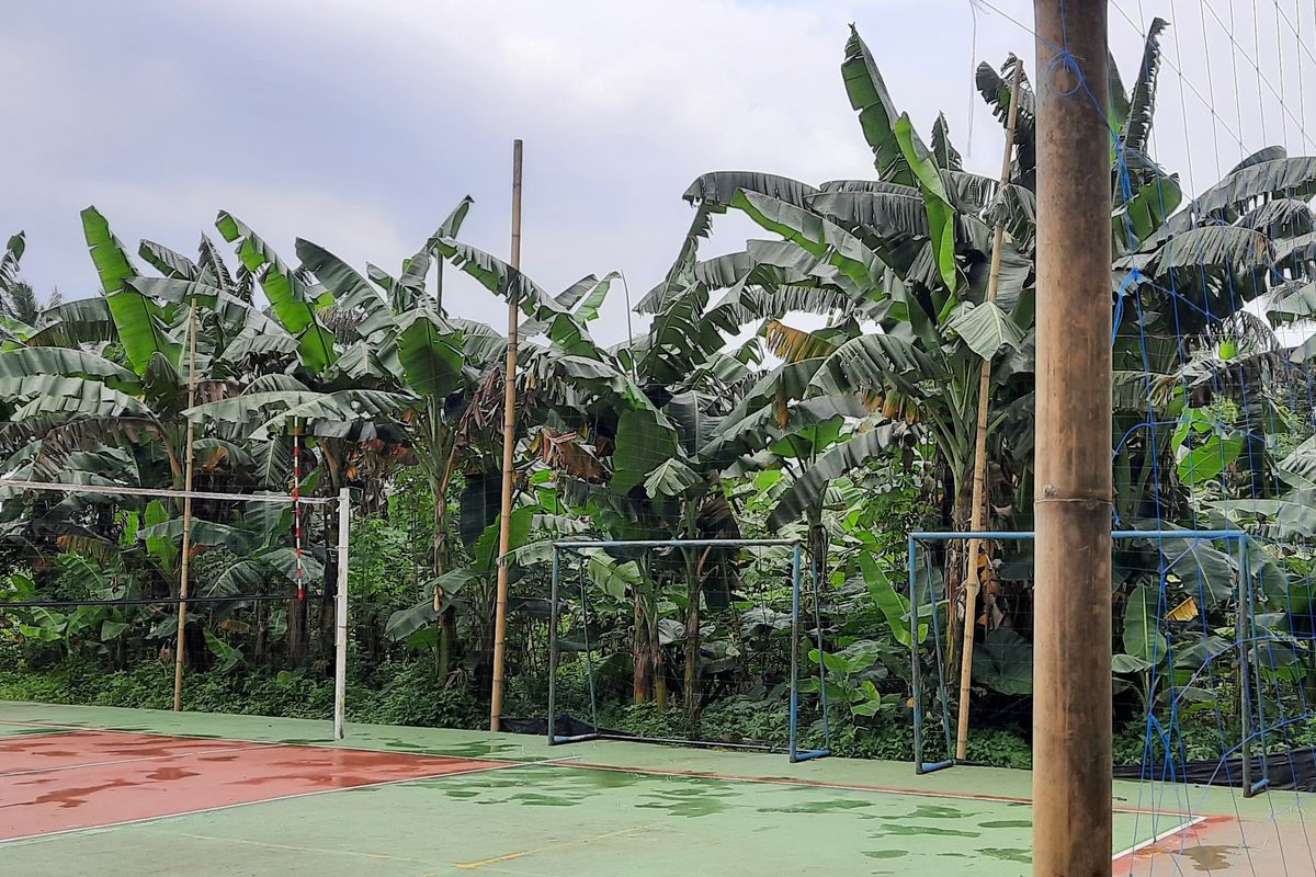 Lahan di wilayah Pondok Ranggon dan Munjul, Cipayung, Jakarta Timur, yang diduga dikorupsi Direktur Utama Perumda Pembangunan Sarana Jaya Yoory C Pinontoan. Berdiri lapangan voli di situ. Foto ini diambil pada Selasa (9/3/2021).