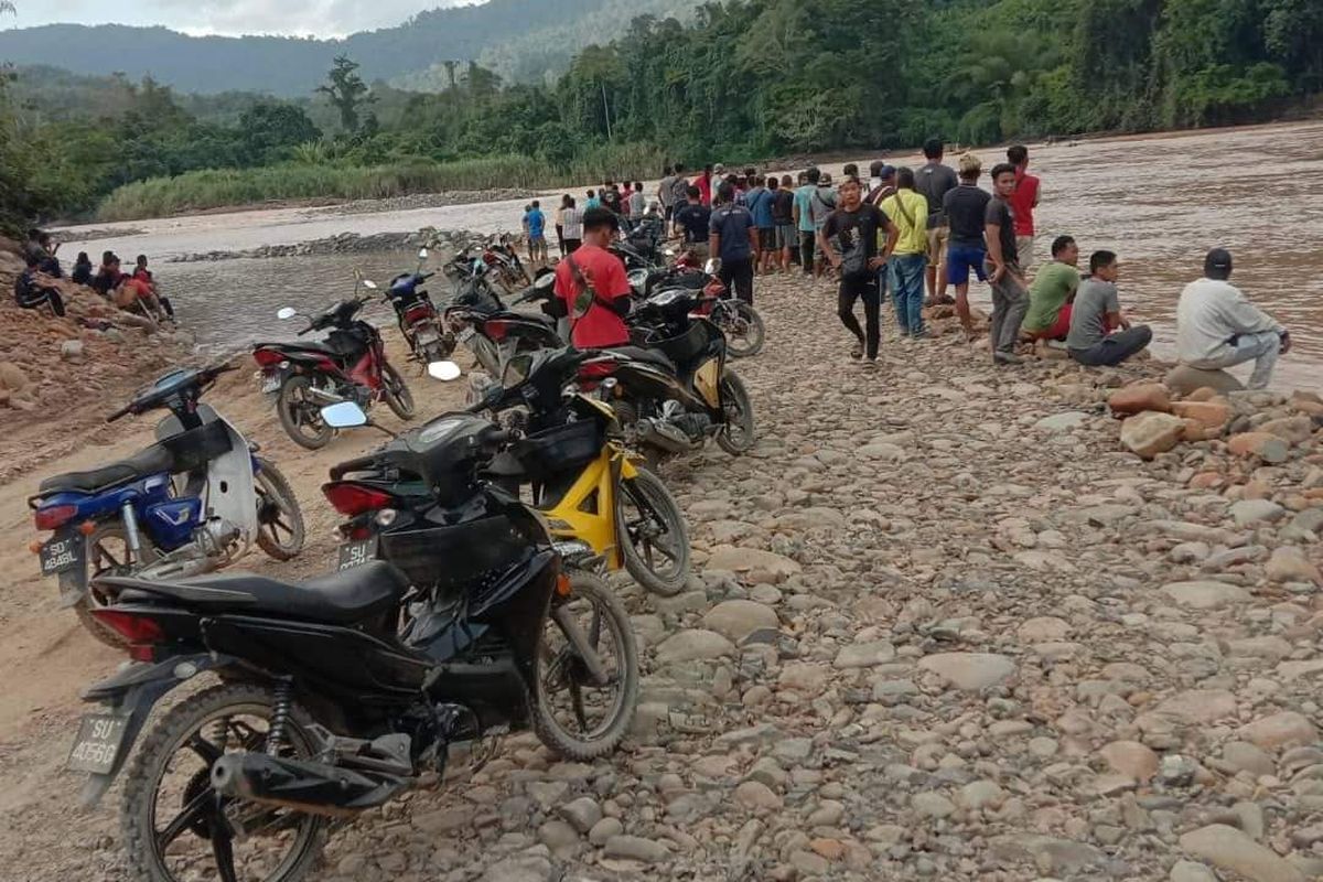 Tiga warga Malaysia terdiri dari 1 laki laki dewasa dan 2 anak anak, tenggelam dan hanyut akibat insiden kapal karam di Sungai Panawan - Talangkai di Kawasan Sepulut daerah Nabawan, Sabah, Malaysia, Kamis (13/4/2023). Pencarian para korban, dilakukan sampai wilayah Indonesia.