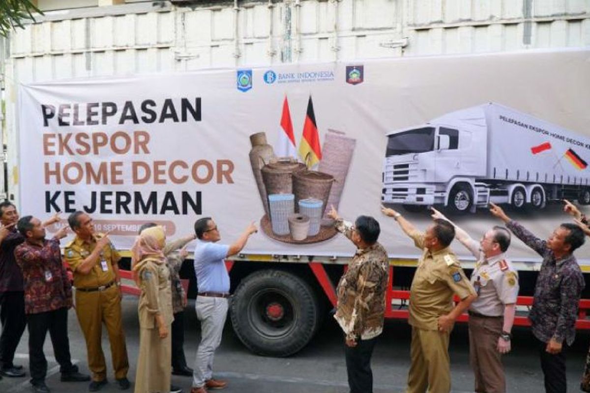 Sejumlah pejabat daerah dalam kegiatan pelepasan produk dekorasi rumah hasil kerajinan anyaman rotan ke Jerman dalam truk kontainer dANTARA/BI NTB 