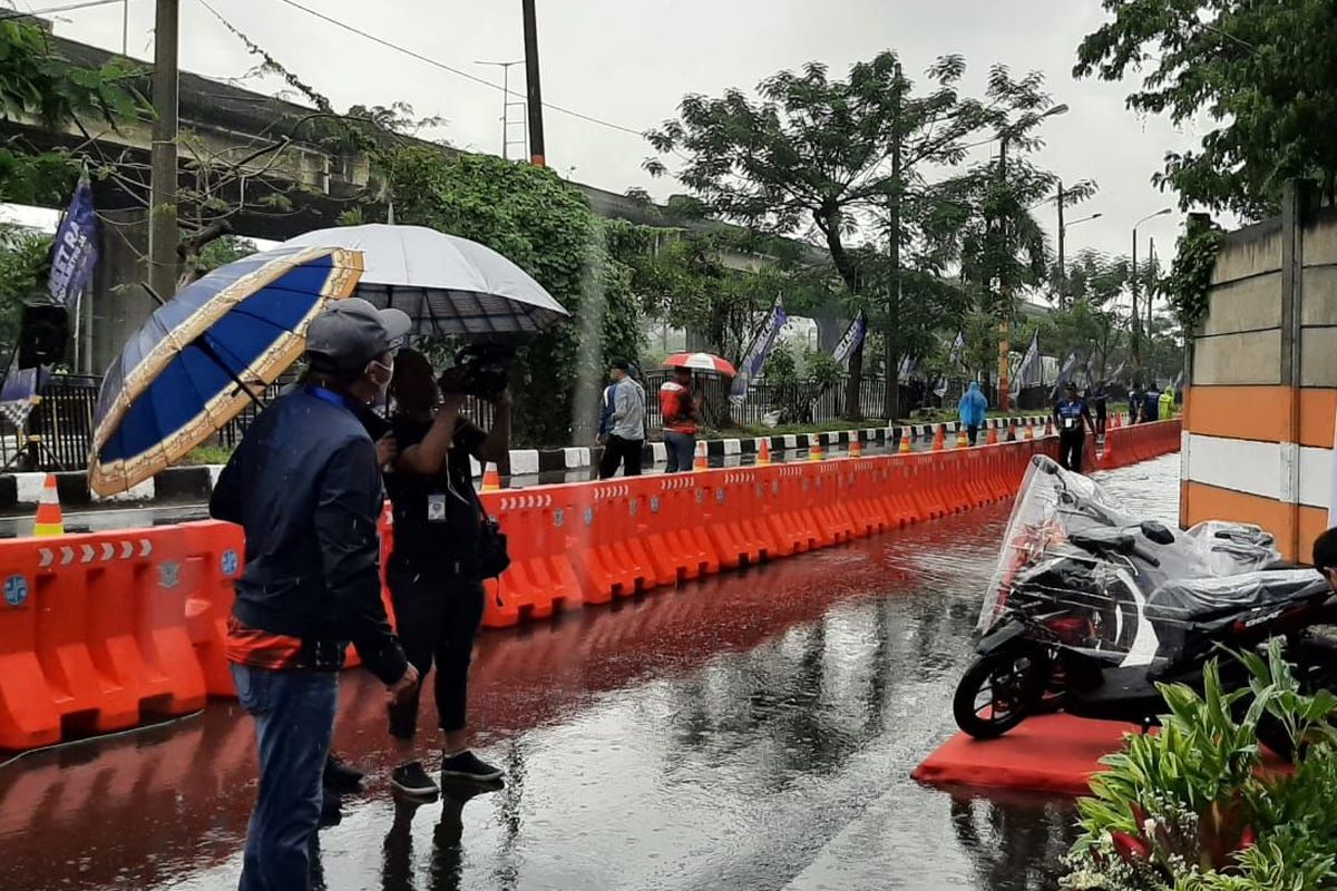 Kondisi lintasan street race Ancol yang tergenang air karena hujan