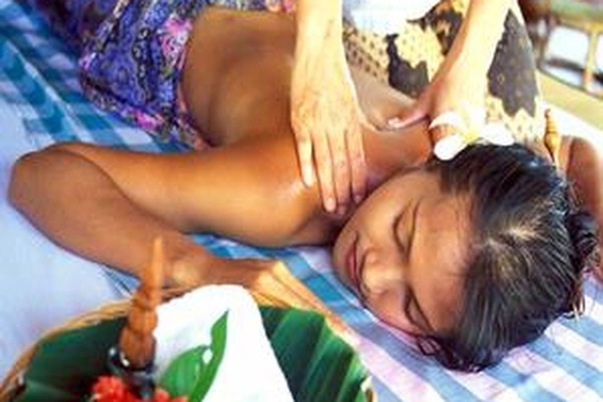 Mandi dengan air panas bisa mengurangi rasa sakit setelah dipijat.