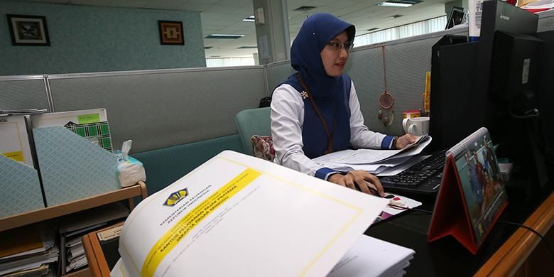 Pegawai pajak meneliti kebenaran isi laporan surat pemberitahuan tahunan (SPT) wajib pajak di Kantor Pelayanan Pajak Pratama Jakarta, Pasar Minggu, Kamis (21/4/2016). 