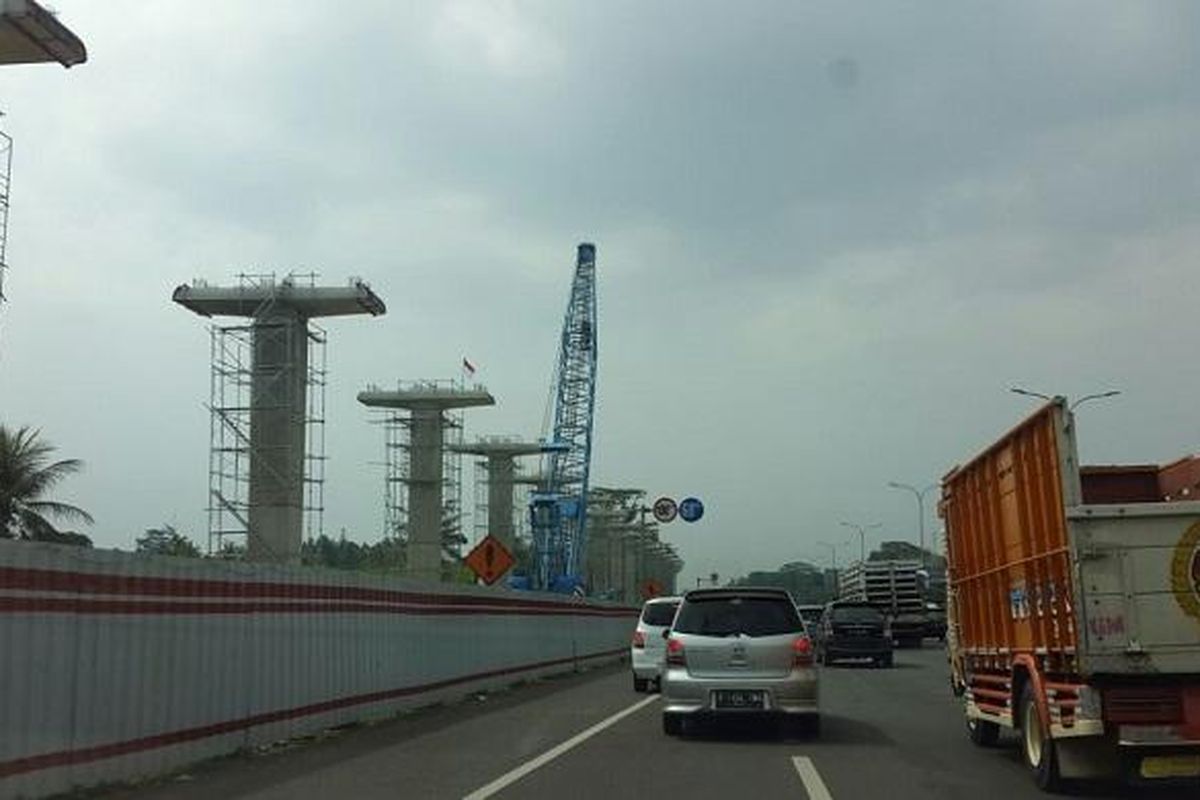 Kondisi terkini proyek LRT Jakarta tahap satu lintas pelayanan Cibubur-Cawang. Foto diambil di Jalan Tol Jagorawi, Jumat (23/9/2016).
