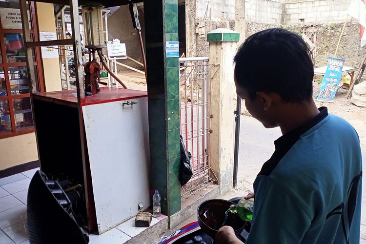 Pasca kenaikan harga Bahan Bakar Minyak (BBM) oleh pemerintah pusat, antrean panjang di SPBU kerap terjadi, hal itu dimanfaatkan oleh Rohmat pedagang bensin eceran di Kecamatan Cilengkrang, Kabupaten Bandung, Jawa Barat