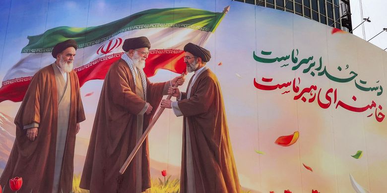Banner di Valiasr Square di Teheran menggambarkan estafet kepemimpinan dari Ayatollah Ruhollah Khomeini (kiri), Ayatollah Ali Khamenei (tengah), menuju anaknya, Ayatollah Mojtaba Khamenei (kanan) sebagai Pemimpin Tertinggi Iran, saat difoto pada 10 Maret 2026.
