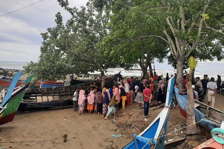 Suasana penjemputan nelayan yang tenggelam di Kuala Ujong Blang, Kecamatan Banda Sakti, Kota Lhokseumawe, Provinsi Aceh, Senin (30/5/2022).