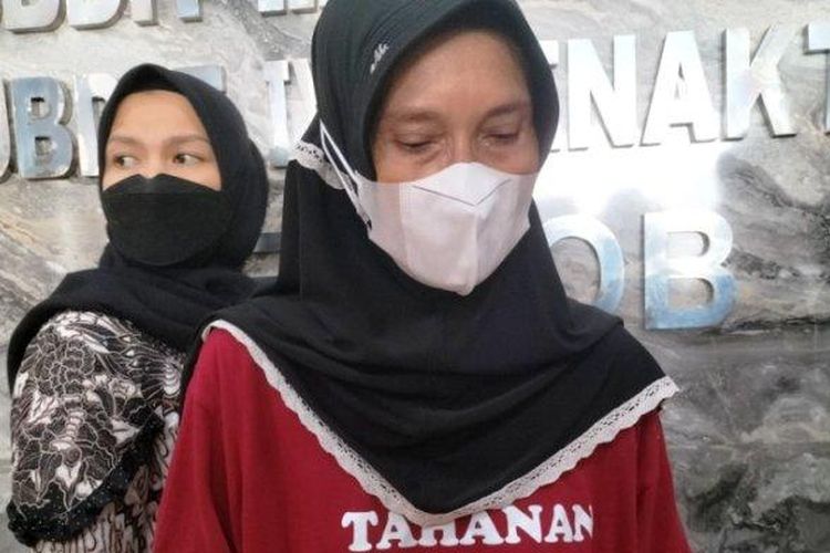 
Tersangka peniuan jadi Taruna Akpol, Yunie Sarahwati saat diamankan di Mapolda Lampung, Jumat (24/3/2023). 
