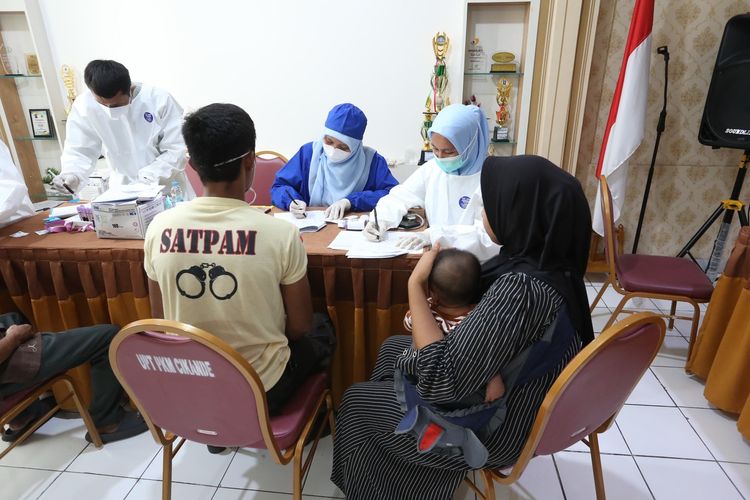 Masyarakat yang akan direlokasi menjalani cek kesehatan di Puskesmas Cikande, Serang, Rabu (22/10/2025).