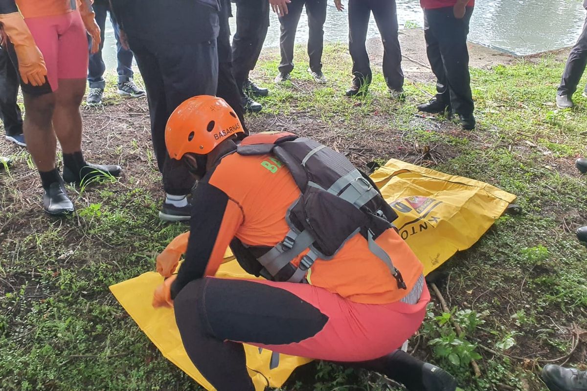 Tim SAR saat mengevakuasi jenazah bocah, berinisial GS (6), korban hanyut di Sungai Badung, Kota Denpasar, Bali, pada Sabtu (25/1/2025). /Dok. Basarnas Bali 