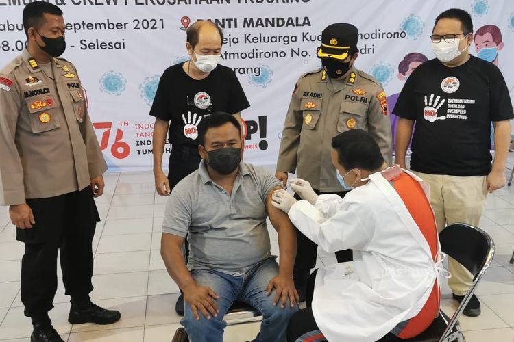 Vaksin dosis pertama diberikan kepada sejumlah pengemudi truk yang tergabung dalam Aptrindo Jateng & DIY
