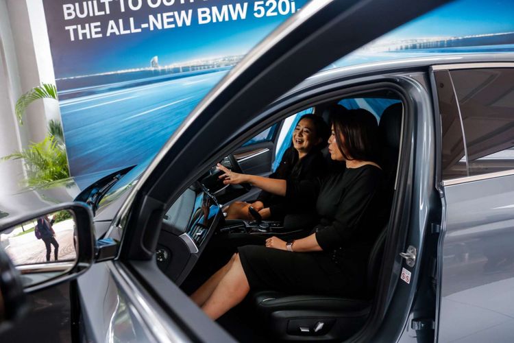 Presiden Direktur BMW Group Indonesia, Karen Lim (kanan) bersama Wakil Direktur Komunikasi Korporat Jodie OTania saat peluncuran All-New BMW 520i di Jakarta, Kamis (18/1/2018). BMW Group Indonesia resmi menghadirkan mobil terbaru di lini BMW seri 5, All-new BMW 520i Luxury Line, yang juga menjadi produk pertama mereka di Indonesia tahun ini.