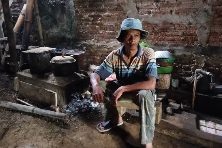 Rudik, pria asal Kota Batu, Jawa Timur, tinggal di rumah tidak layak huni. Ia berharap bantuan pemerintah sehingga rumahnya layak huni.