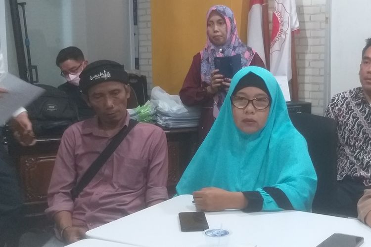 Soimah, memberikan keterangan terkait kematian AM, putra sulungnya yang sedang menempuh pendidikan di Pondok Pesantren Modern Darussalam Gontor 1, Kabupaten Ponorogo, Jawa Timur, Selasa (6/9/2022).