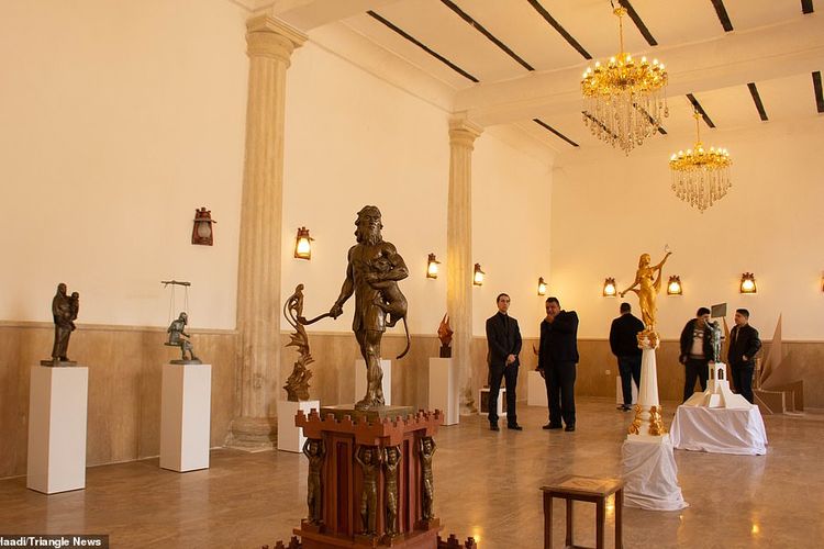 Suasana di dalam Museum Mosul, Irak, pada November setelah sempat diobrak-abrik oleh ISIS pada 2014.