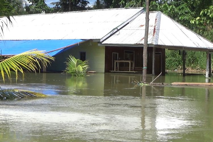 BANJIR BANDANG: Ratusan rumah terendam akibat tanggul jebol di Sungai Rongkong di Desa Pombakka, Kecamatan Malangke Barat, Luwu Utara, Sulawesi Selatan, Kamis (2/5/2024).