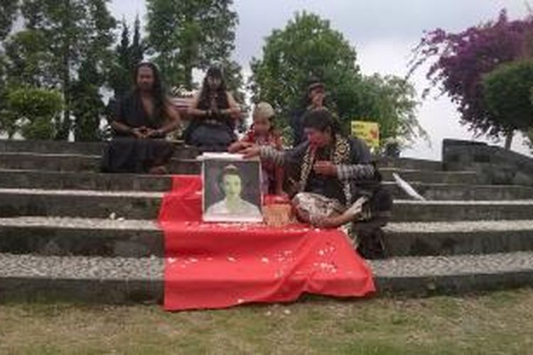 Sejumlah seniman Merapi melakukan performance art di Ketep Pass Lereng Merapi, Kamis (5/11/2015).