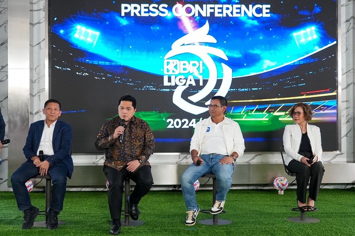 Koneferensi pers BRI kembali menjadi sponsor utama Liga 1 musim 2024-2025 yang dihadiri Ketua Umum Persatuan Sepak Bola Seluruh Indonesia (PSSI) Erick Thohir, Wakil Direktur Utama BRI Catur Budi Harto, Direktur Utama PT LIB (Liga Indonesia Baru) Ferry Paulus, dan Direktur Surya Citra Media (SCM) Harsiwi Achmad di BRILian Center, Jakarta (6/8/2024). 