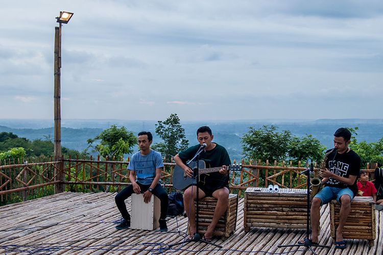 Pentas musik akustik di Puncak Sosok, Bantul.