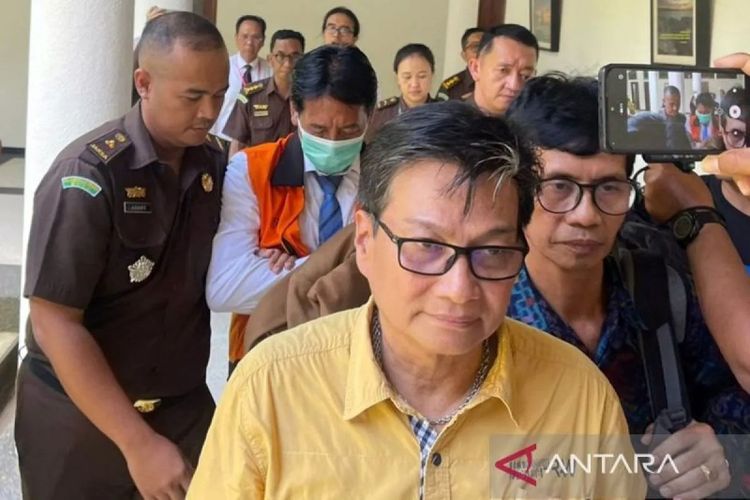 Rektor Universitas Udayana Prof. Dr. I Gede Nyoman Antara (pakai rompi) keluar dari ruangan penyidik Pidana Khusus Kejaksaan Tinggi Bali, Denpasar, Senin (9/10/2023). ANTARA/Rolandus Nampu/am.