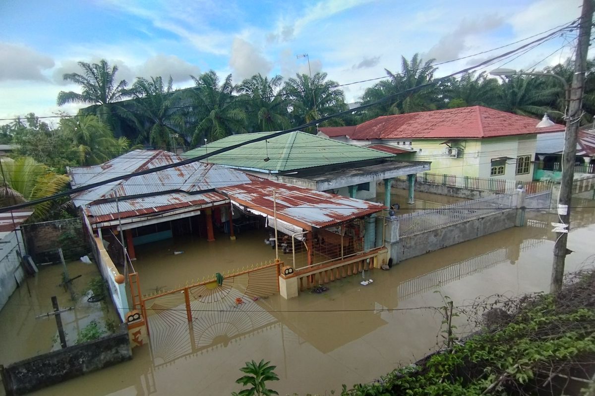 Pemukiman warga Lingkungan III, Kelurahan Pekan Labuhan, Kecamatan Medan Labuhan, Kota Medan, terlihat masih terendam air, Minggu (12/10/2025). Sebanyak 194 jiwa warga mengungsi di gedung Sekolah Dasar (SD) Negeri 060948 di Jalan Yos Sudarso, Medan.
